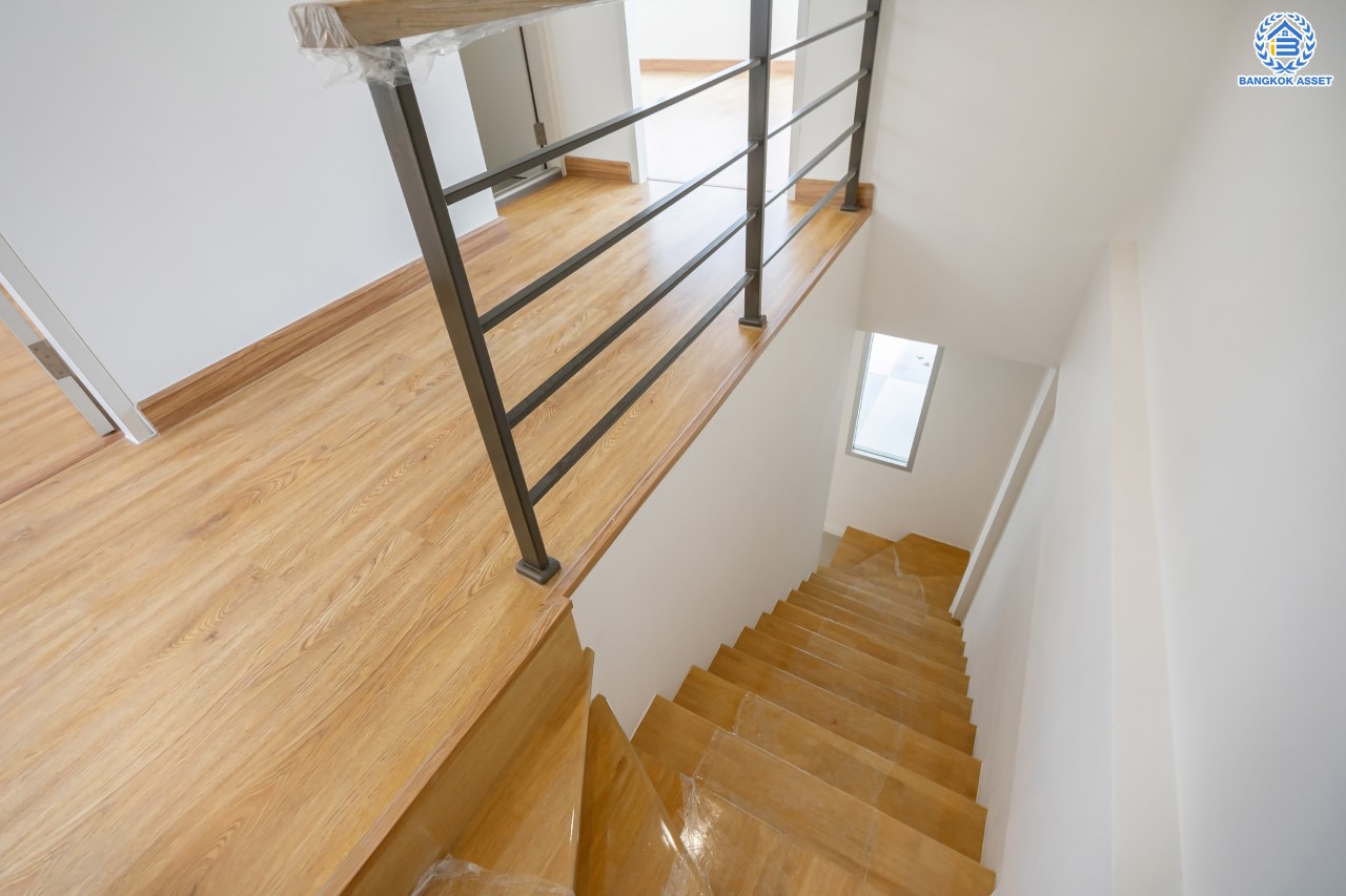 บ้านมือสอง ม.ลุมพินีทาวน์วิลล์ ราชพฤกษ์-นครอินทร์ เนื้อที่ 17.5 ตร.ว. ฟังก์ชัน 3 ห้องนอน 2 ห้องน้ำ 1 ห้องอเนกประสงค์ชั้นดาดฟ้า จอดรถได้ 2 คัน พร้อม Living Room กว้างขวาง เดินทางสะดวก เข้า-ออกได้หลายเส้นทาง ทั้ง ถ.นครอินทร์, ถ.ราชพฤกษ์ ใกล้ทางด่วน "ศรีรัช"